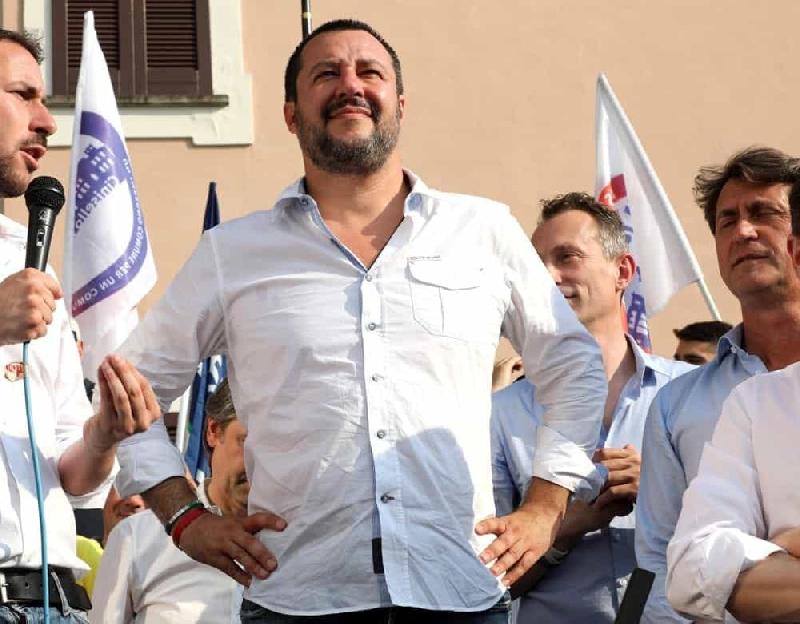 images/galleries/Salvini-mani-sui-fianchi.jpg