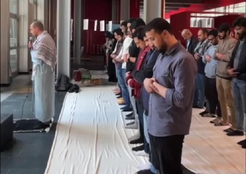
	Occupazione pro Palestina a Torino, l'Università diventa una moschea
